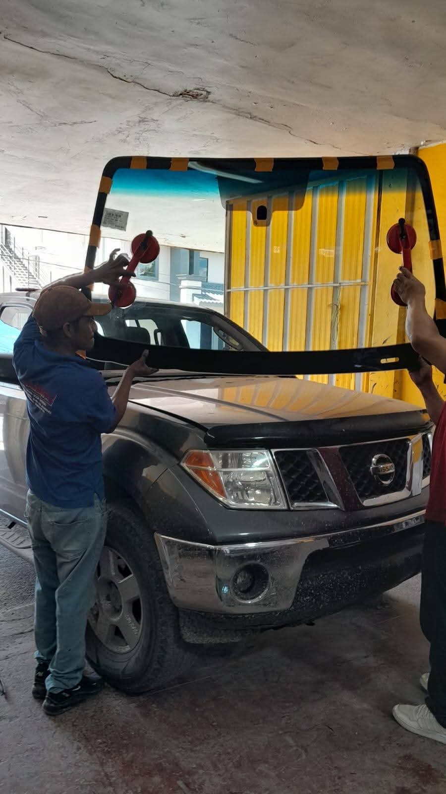 Instalación de parabrisas en camioneta
