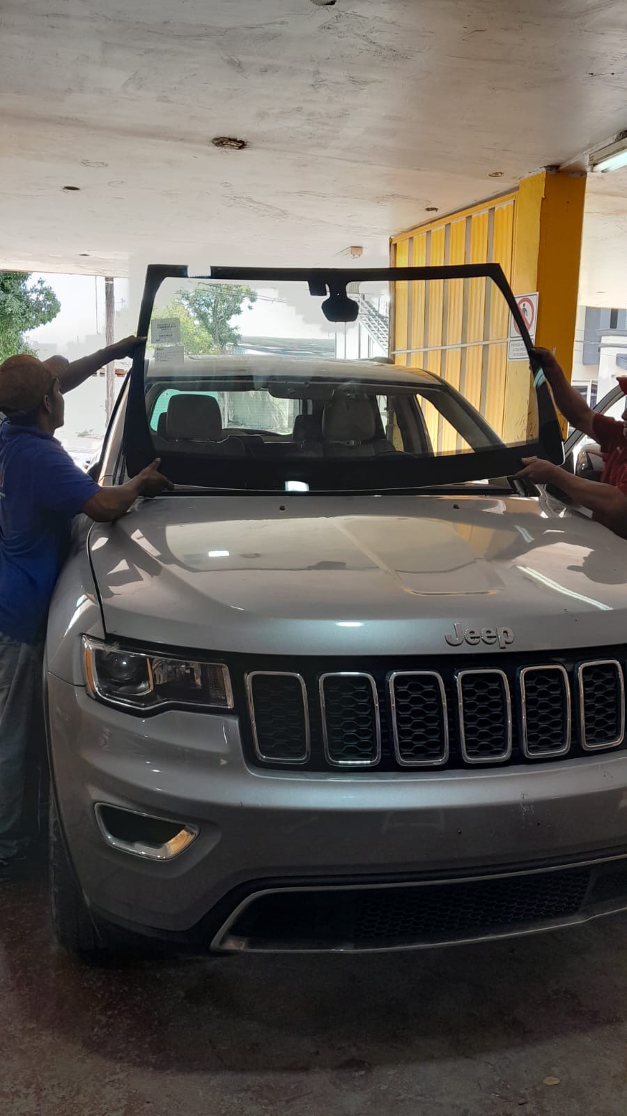 Instalación de parabrisas en Jeep
